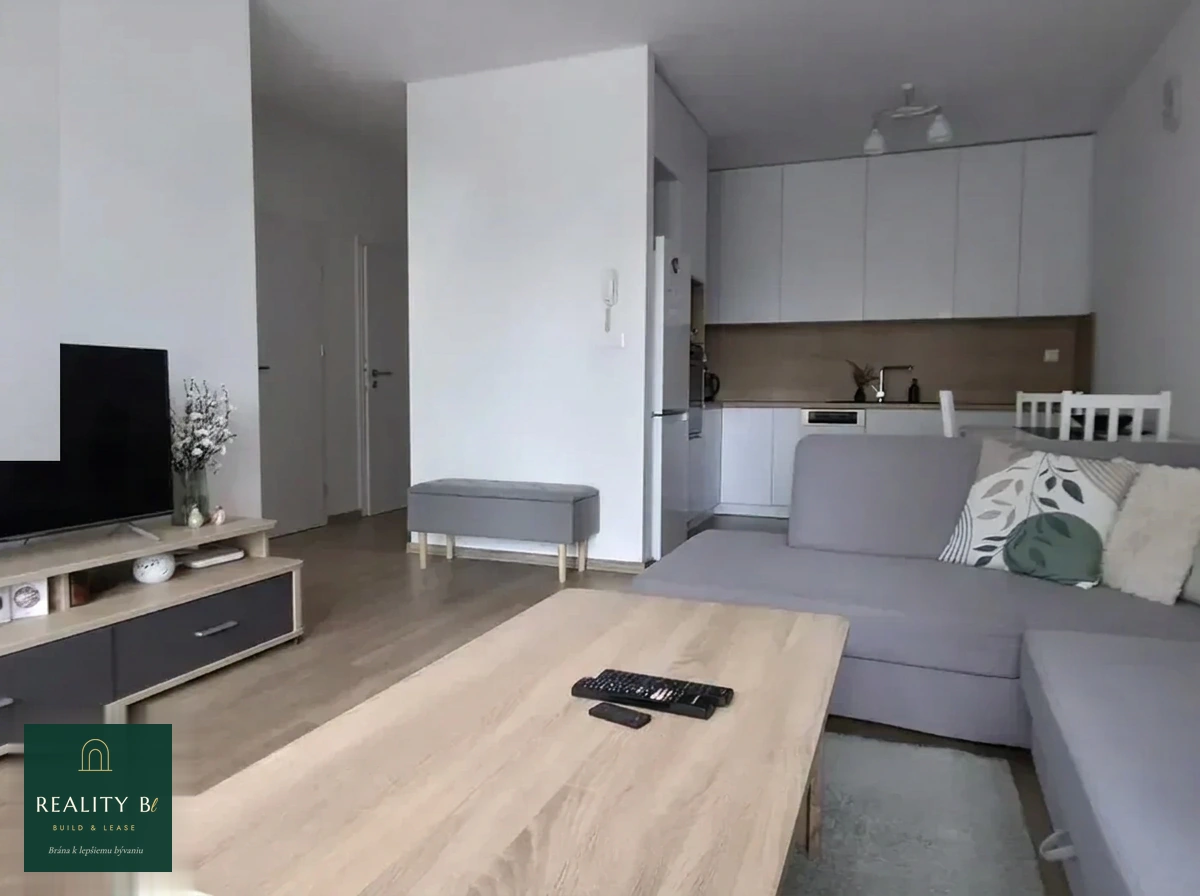 Kompletne zariadený 2-izbový byt s balkónom a garážou
