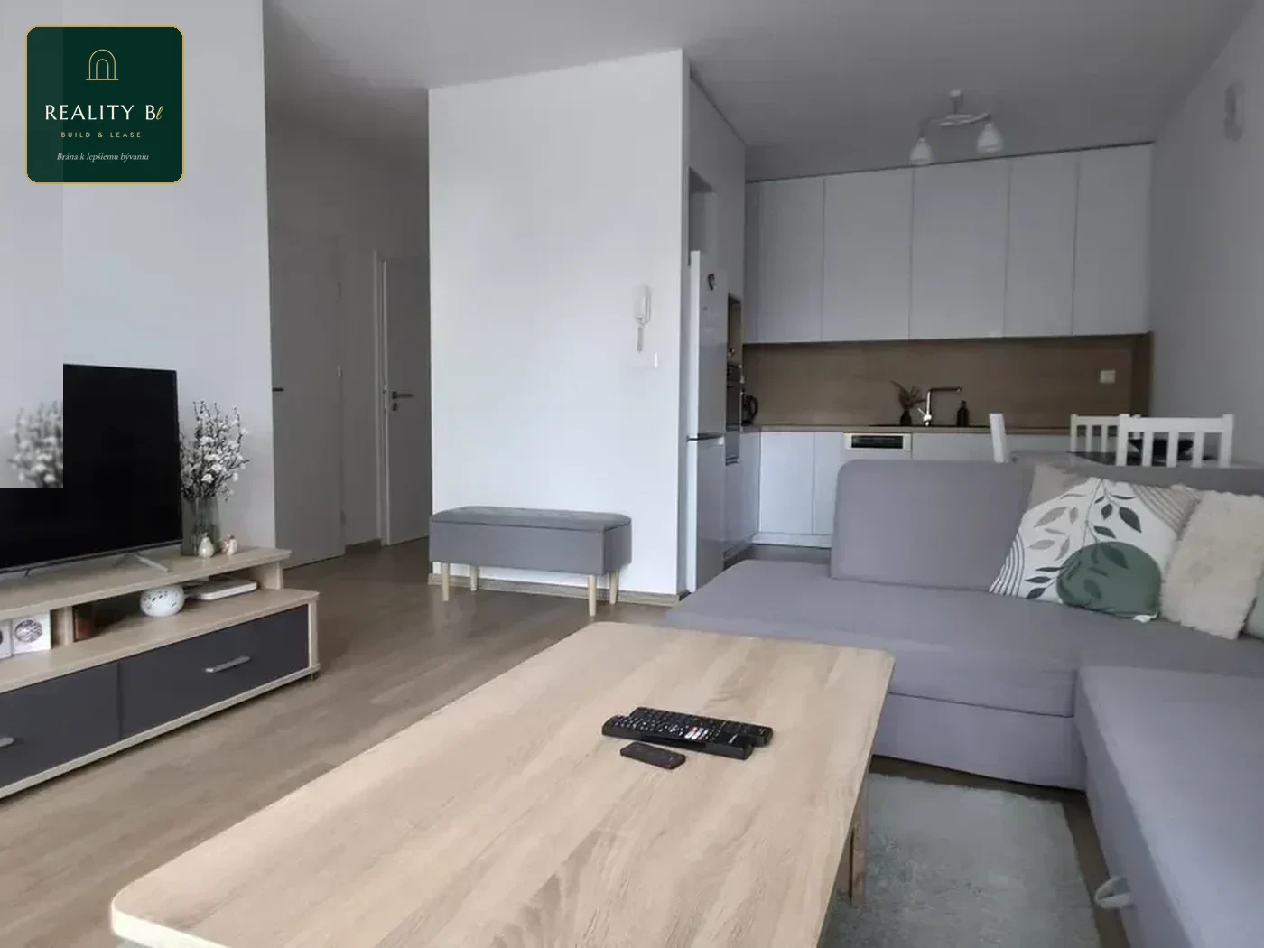 Kompletne zariadený 2-izbový byt s balkónom a garážou